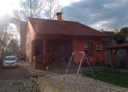 Obiteljska kuća s podrumom i dvorištem
