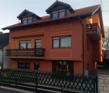 Obiteljska kuća s fasadom i dvorištem