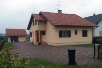 Obiteljska kuća s okolišem i fasadom